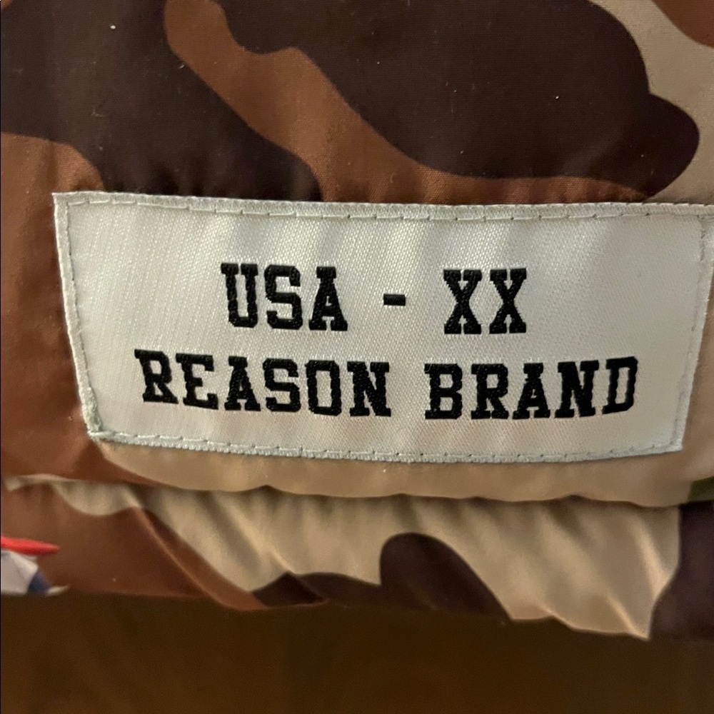 Reason men’s quilted, hooded USA winter jacket with flags and airplanes. Size M View 3